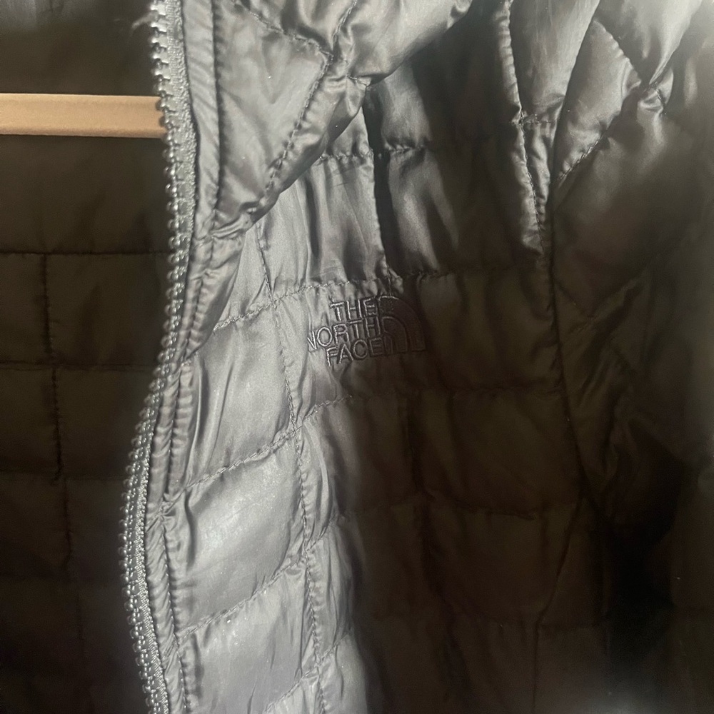 The North Face Women's Black ThermoBall quilted hooded parka - Picture 6 of 7